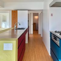 杉並区西荻北の売買物件/グリル付きの3口ガスコンロは背面に。写真の奥側に、調理家電や食材が置けるスペースがあります