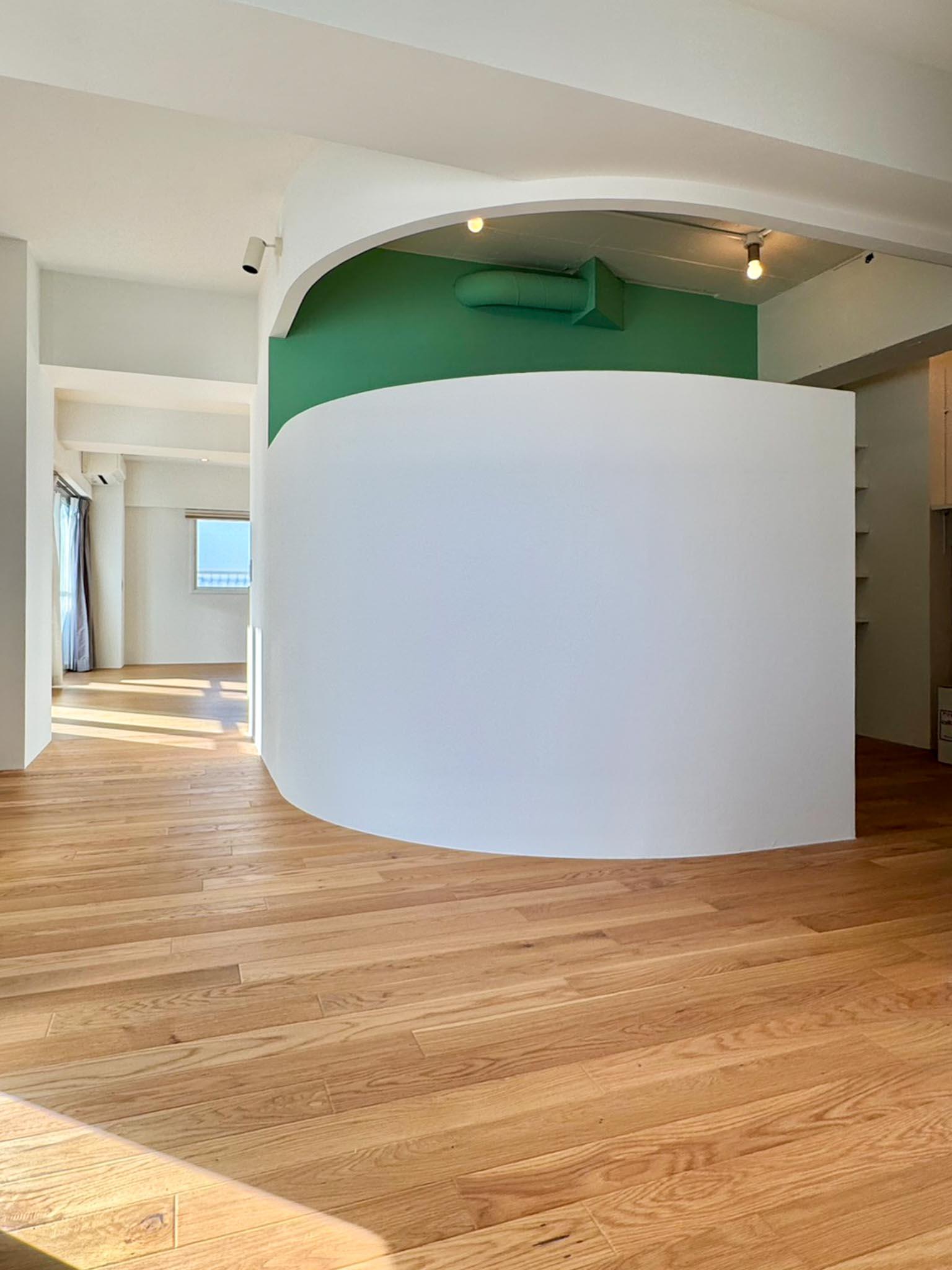 杉並区西荻北の売買物件/現状はリビングとゆるくつながっていて、キッチンを囲んだ回遊動線になっています