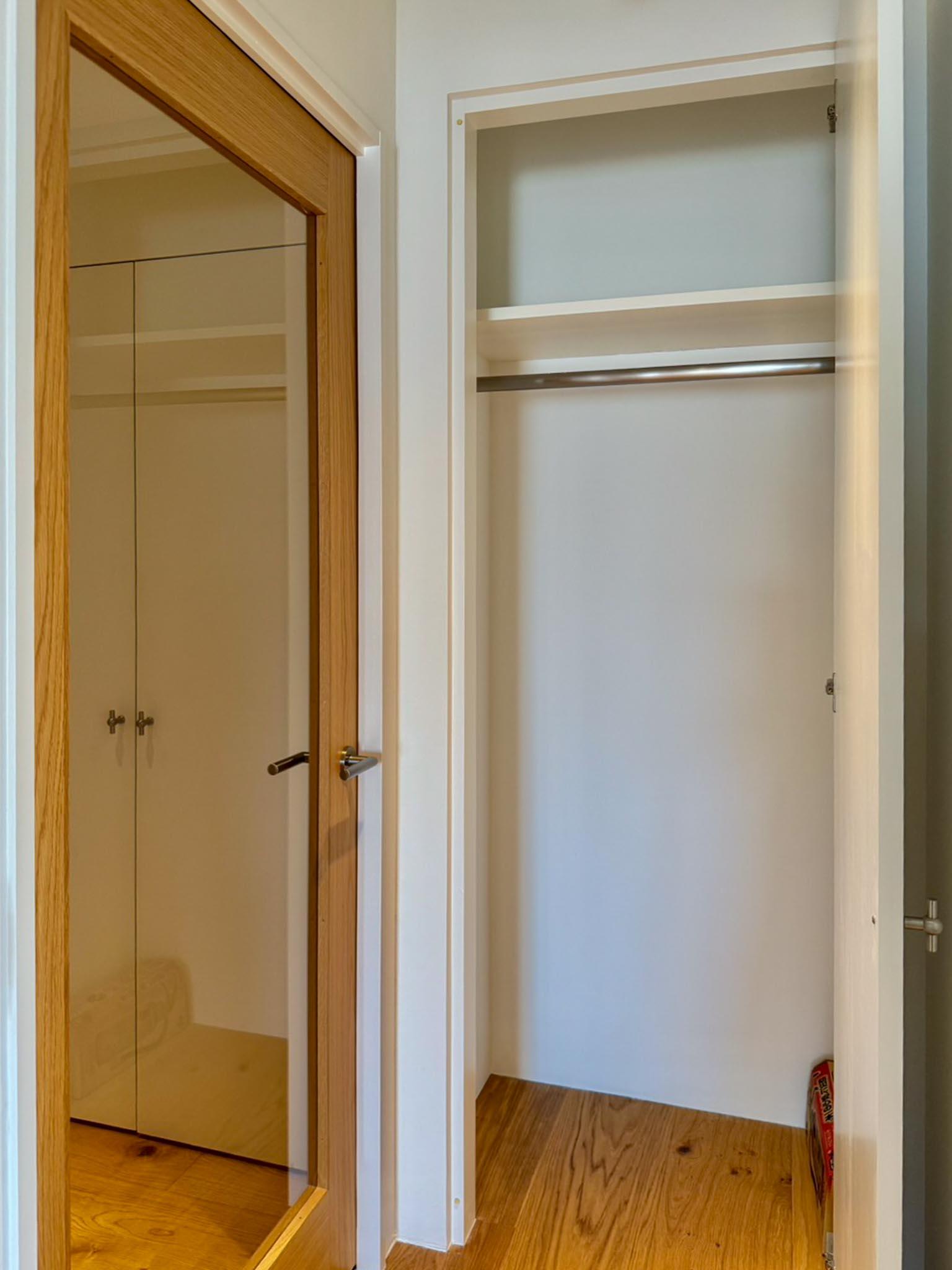 杉並区西荻北の売買物件/玄関ホールの扉は光が抜ける框戸。コート等の上着を収納できるクローゼット付き