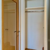 杉並区西荻北の売買物件/玄関ホールの扉は光が抜ける框戸。コート等の上着を収納できるクローゼット付き