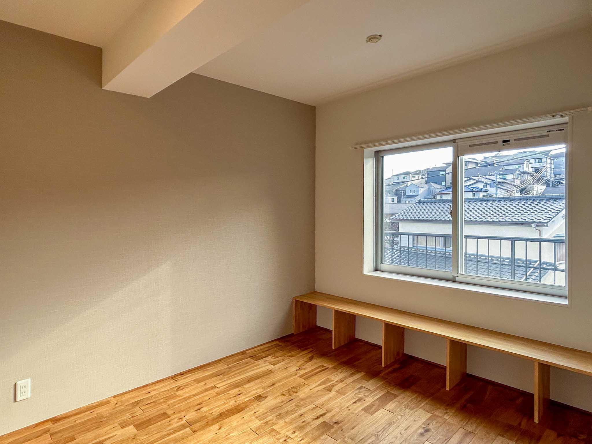 横浜市港北区篠原東の賃貸物件/洋室。窓際の造作は、ちょっとした収納やベンチとして使えます