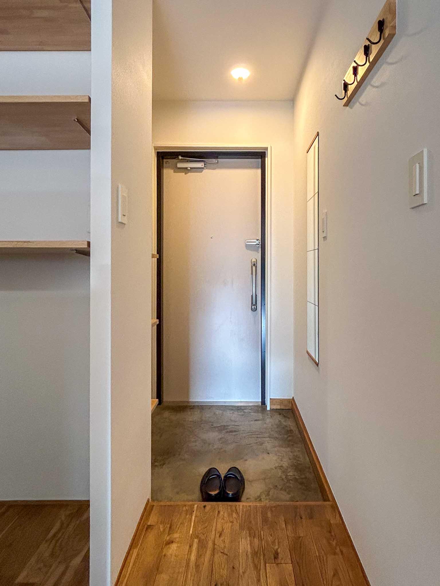 横浜市港北区篠原東の賃貸物件/玄関。コートを掛けるフックや、姿見付き