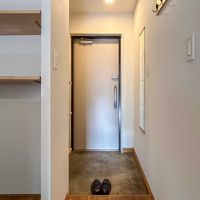 横浜市港北区篠原東の賃貸物件/玄関。コートを掛けるフックや、姿見付き