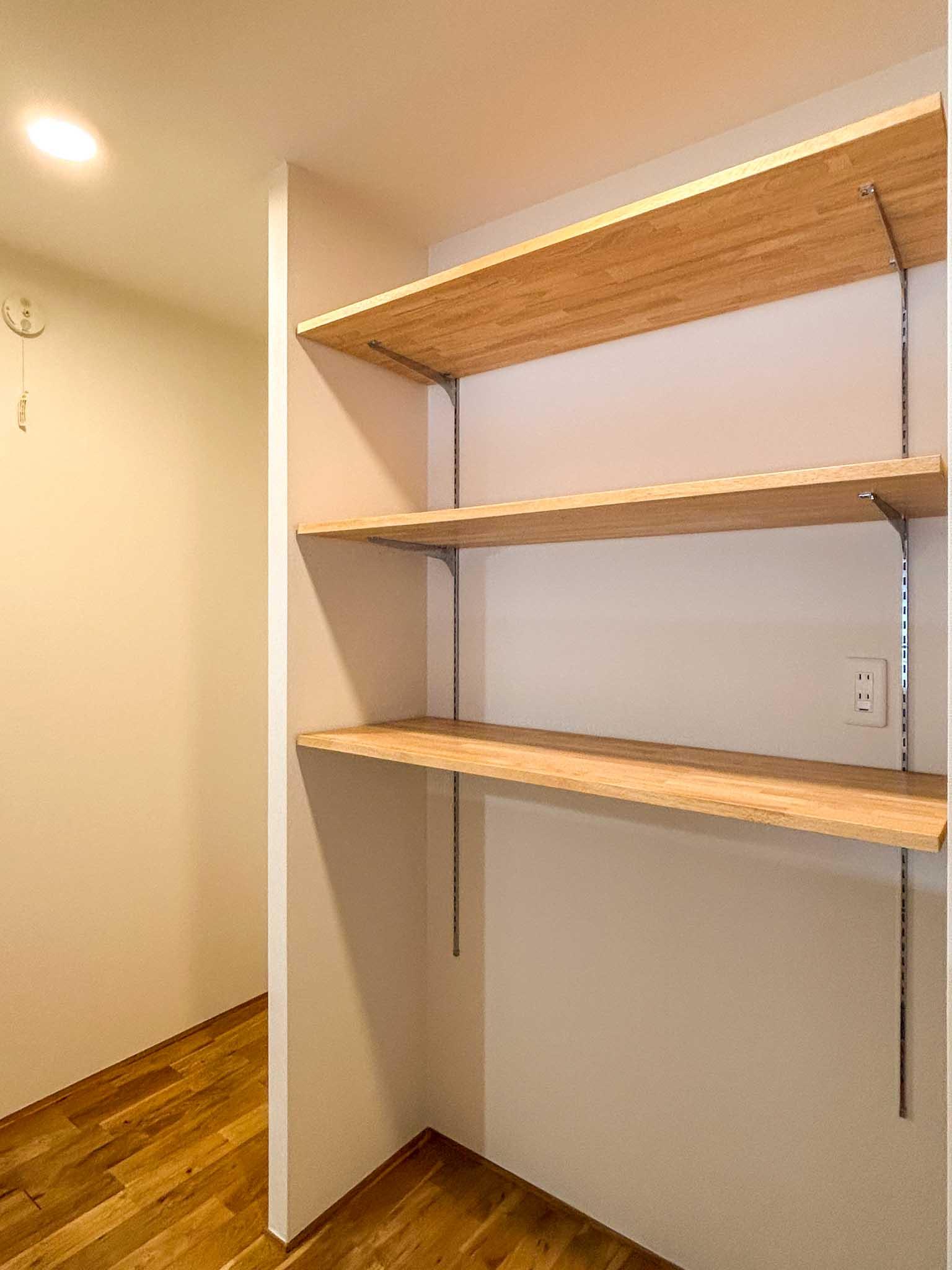 横浜市港北区篠原東の賃貸物件/後ろに冷蔵庫をはじめ、電子レンジや炊飯器などを置く棚があります