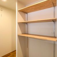 横浜市港北区篠原東の賃貸物件/後ろに冷蔵庫をはじめ、電子レンジや炊飯器などを置く棚があります