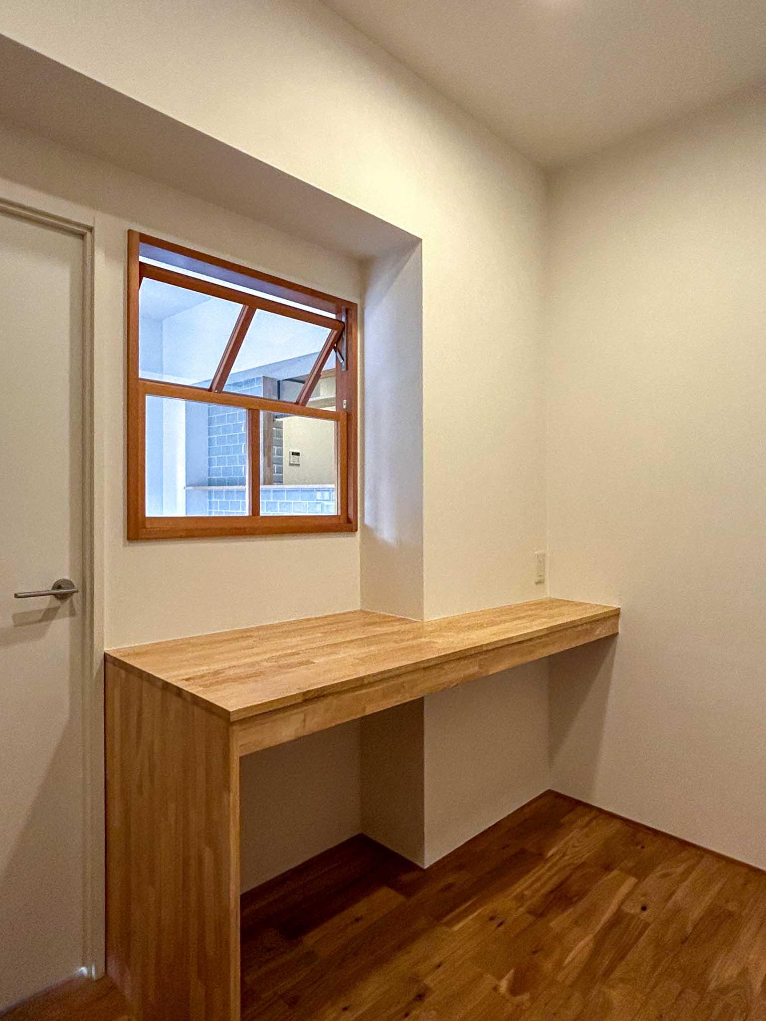 横浜市港北区篠原東の賃貸物件/リビングと小窓でつながる書斎スペース