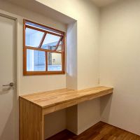 横浜市港北区篠原東の賃貸物件/リビングと小窓でつながる書斎スペース