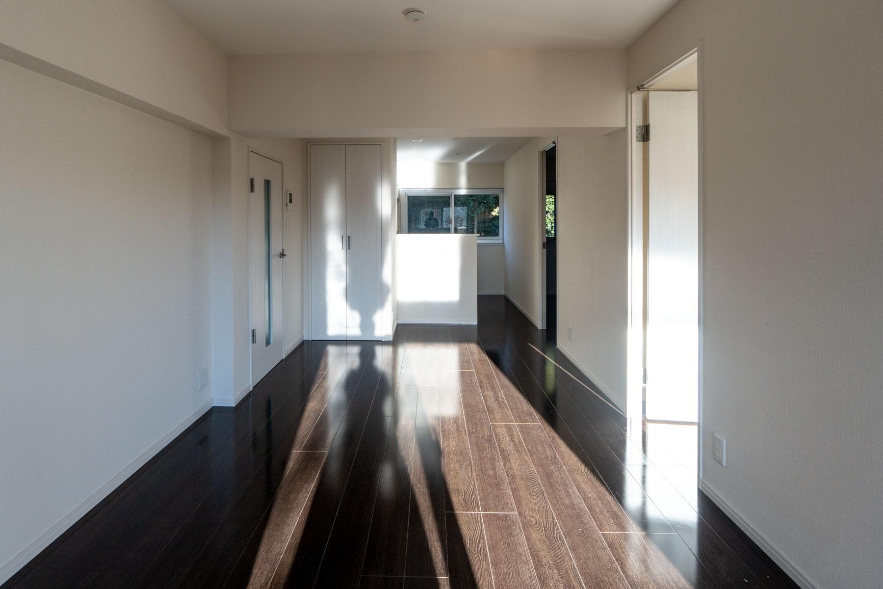 東京都港区白金台の賃貸物件/LDK。冬は木々の葉が落ち、部屋の奥まで自然光がよく入ってぽかぽか