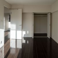 東京都港区白金台の賃貸物件/どの部屋もクローゼットが備わっており、使い勝手がよさそう