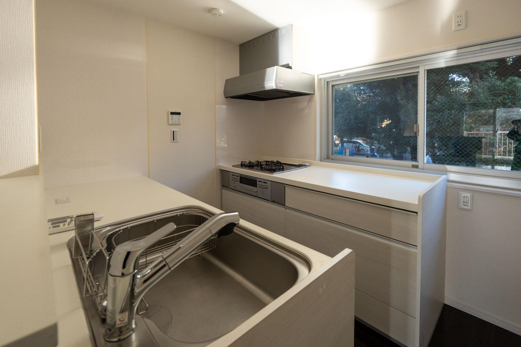 東京都港区白金台の賃貸物件/北向きのキッチンからは公園が臨める