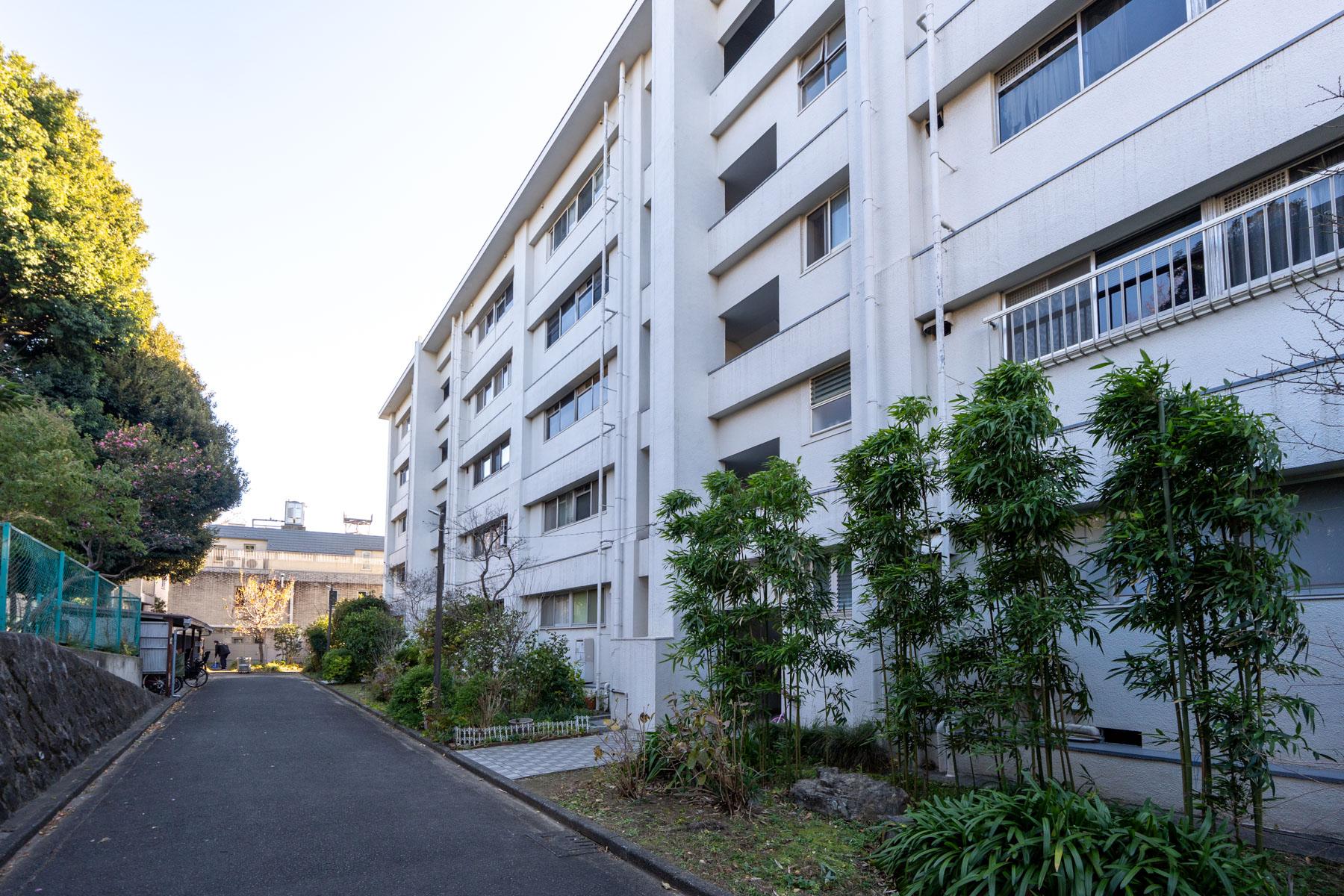 東京都港区白金台の賃貸物件/建物外観。向かいには公園が