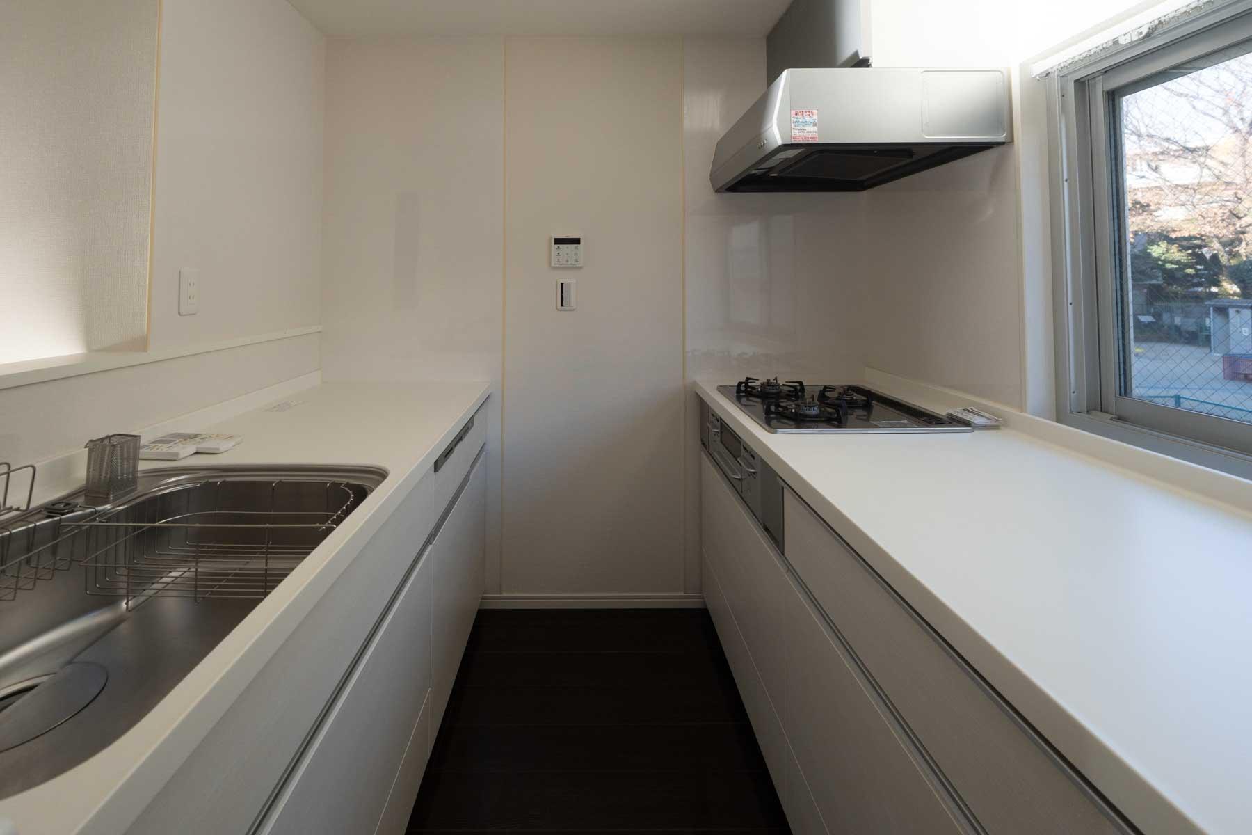 東京都港区白金台の賃貸物件/充実のキッチン設備。ガスコンロ3口にグリルや食洗機も付いてます