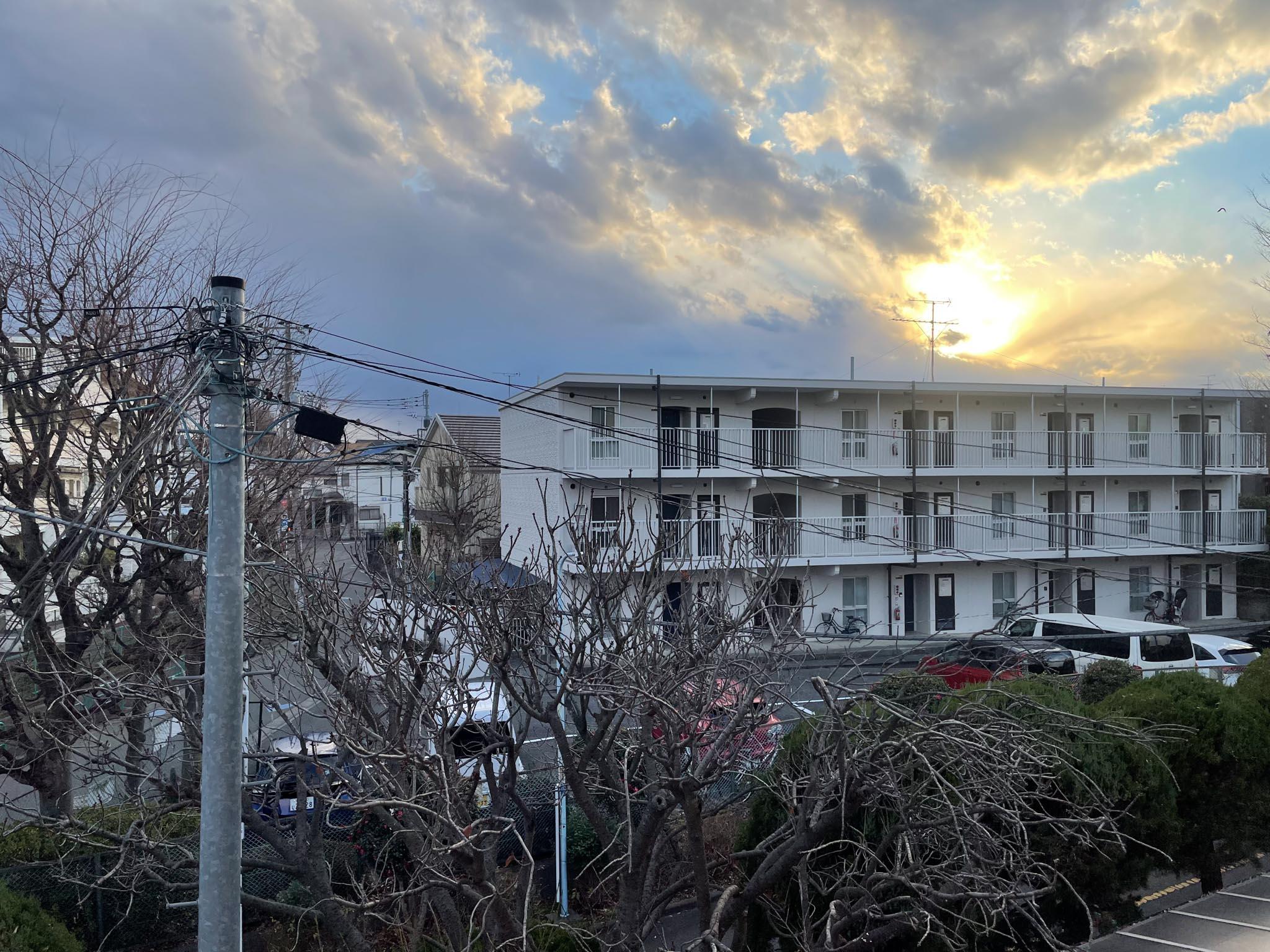 杉並区高井戸西の賃貸物件/南の眺めはこんな感じ。目の前を遮る建物もなく、夏には緑も茂ります