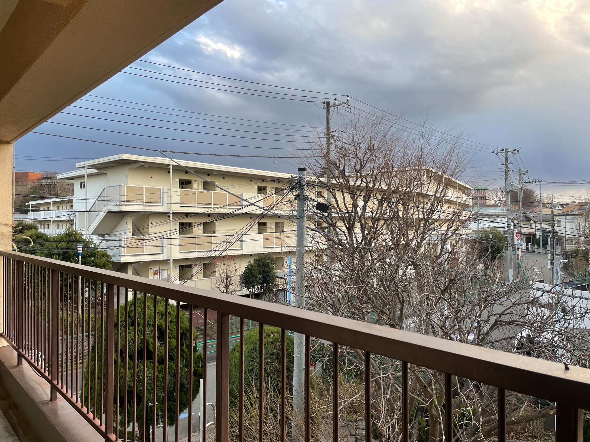 杉並区高井戸西の賃貸物件/ベランダを東に向かって