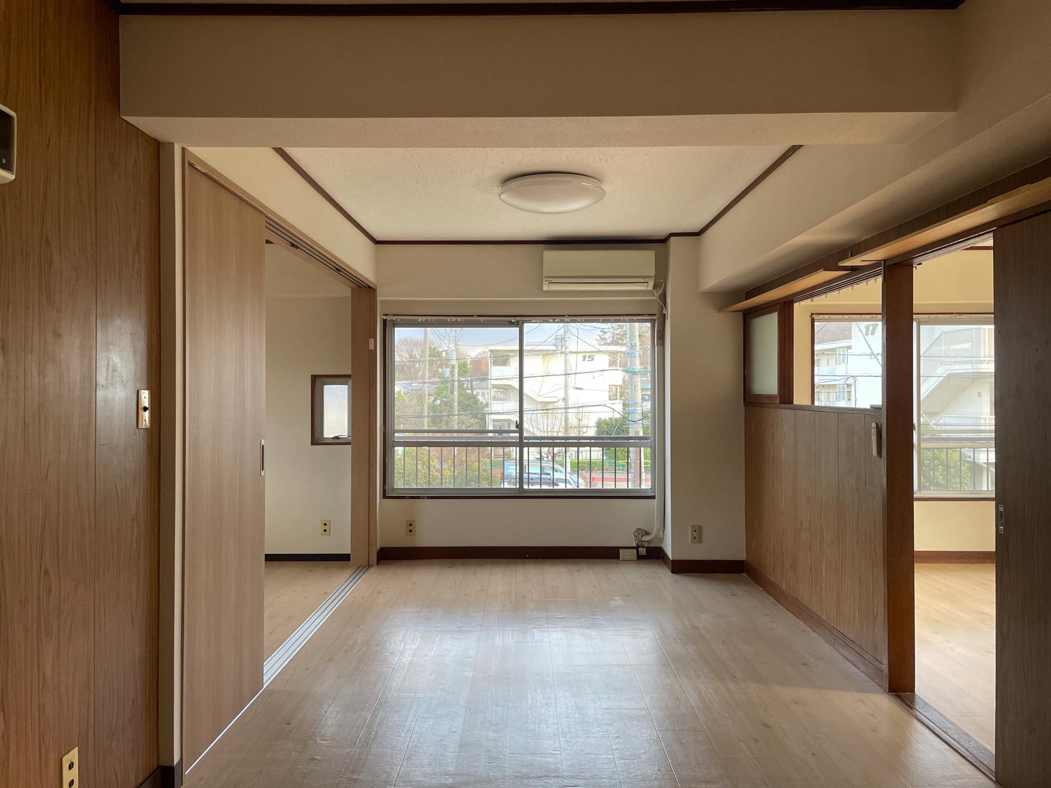 杉並区高井戸西の賃貸物件/リビングを東に向かって。エアコンはリビングの1基のみです