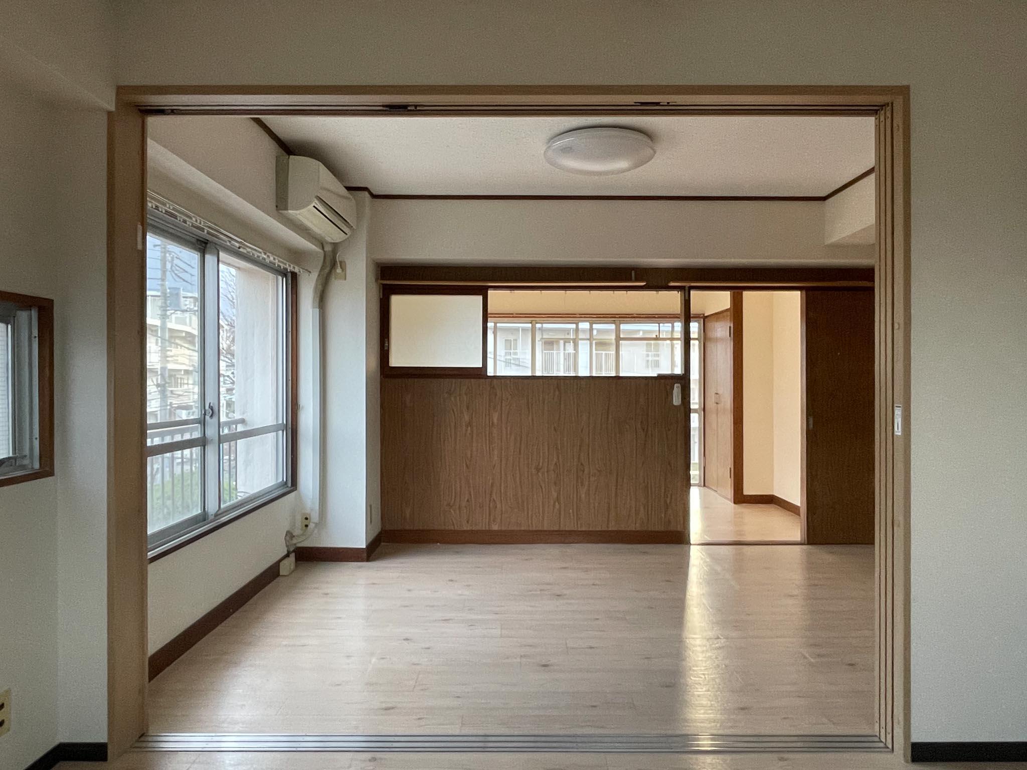 杉並区高井戸西の賃貸物件/北側6畳洋室：南に向かって。写真のように扉を開いて使うのがオススメです