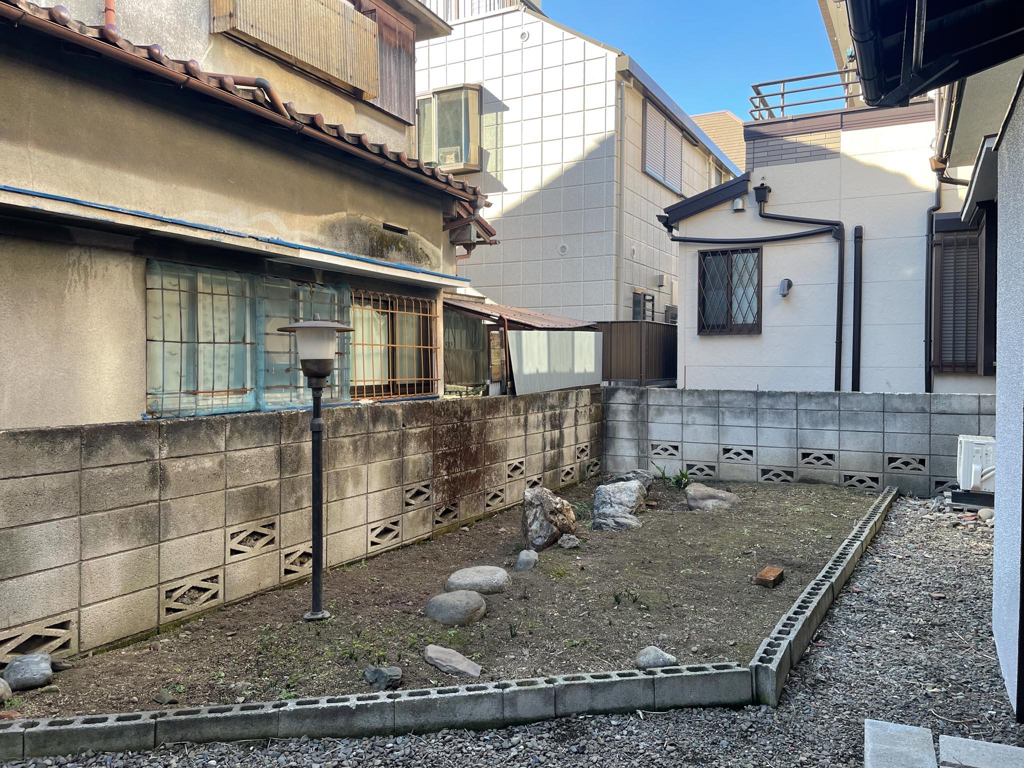 中野区本町の賃貸物件/素地だけ整えられた庭。広さも十分で、眺める庭にも過ごす庭にもなります