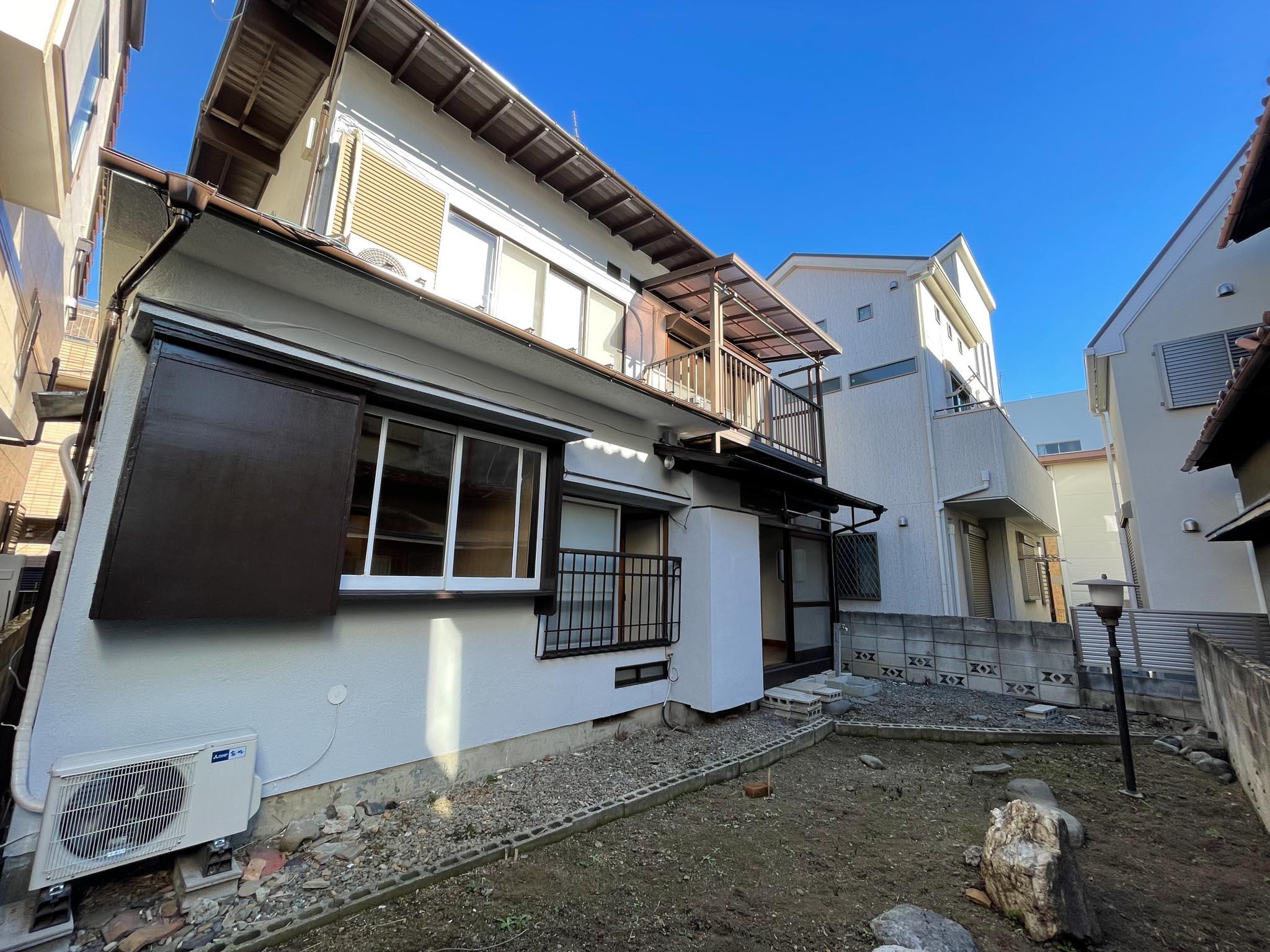 中野区本町の賃貸物件/反対側からも。窓のサッシが木製で、色や形がそれぞれ若干異なっているのがわかります