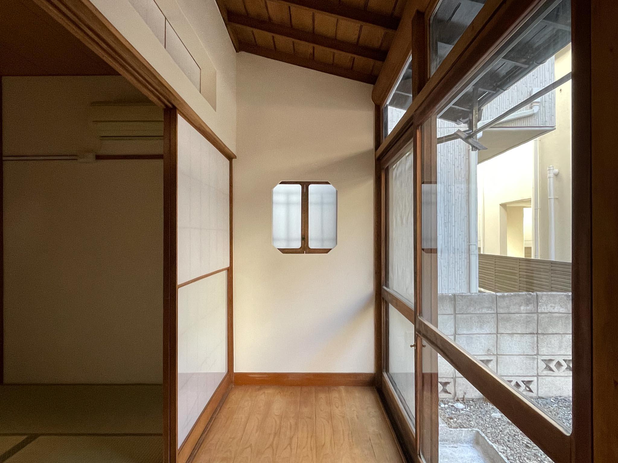 中野区本町の賃貸物件/1F：しっかりと雰囲気を残した縁側。絵になる造り