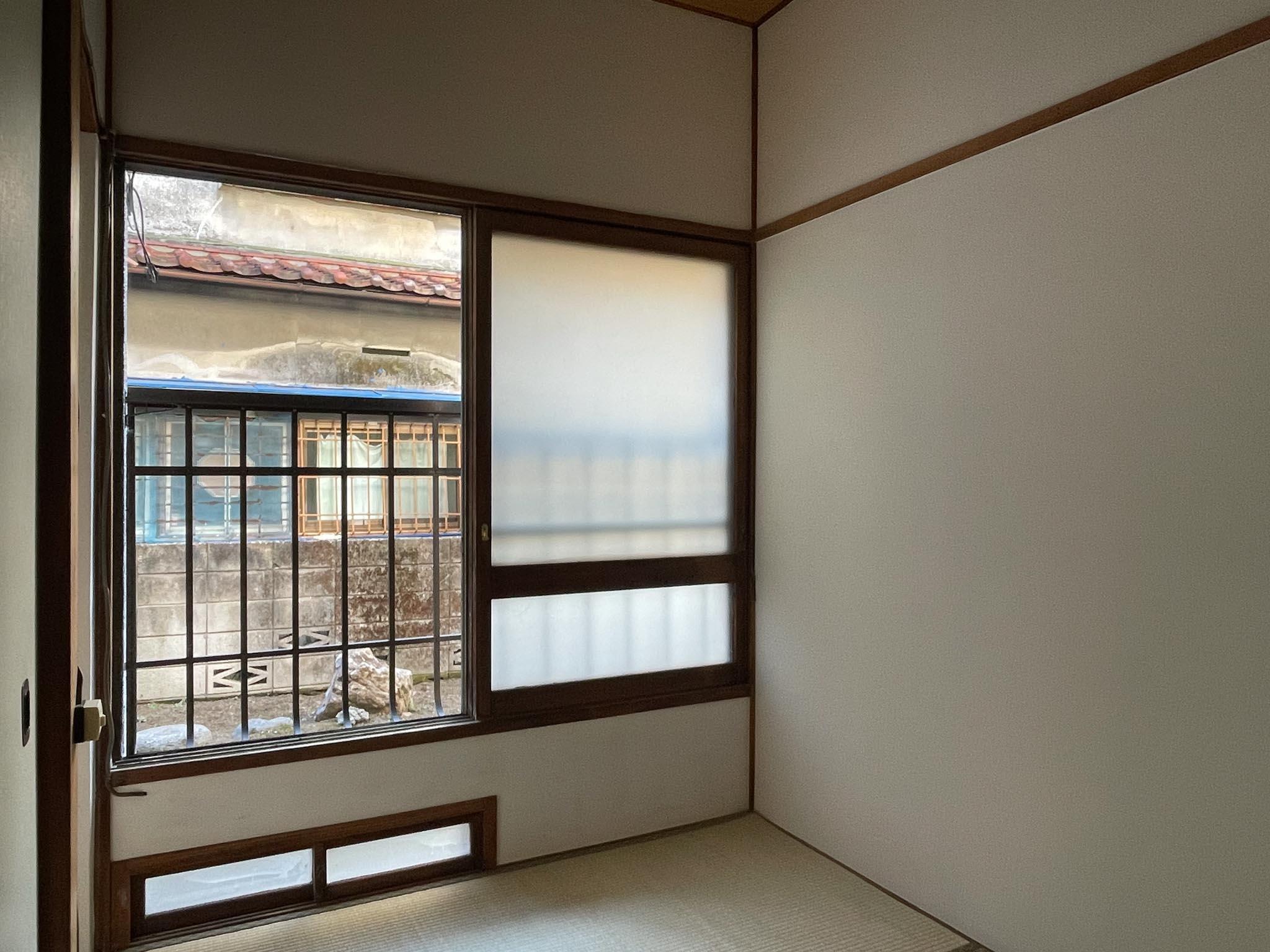 中野区本町の賃貸物件/1F、3畳和室：小さな書斎にしたいところ。庭が見えます