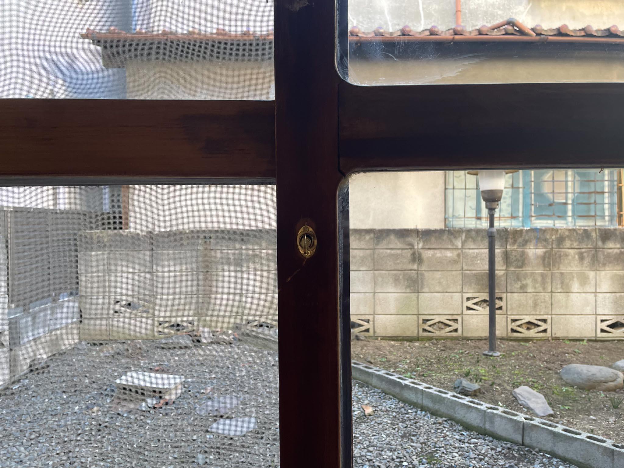 中野区本町の賃貸物件/鍵はねじ式。小学校の内窓で見たあれです