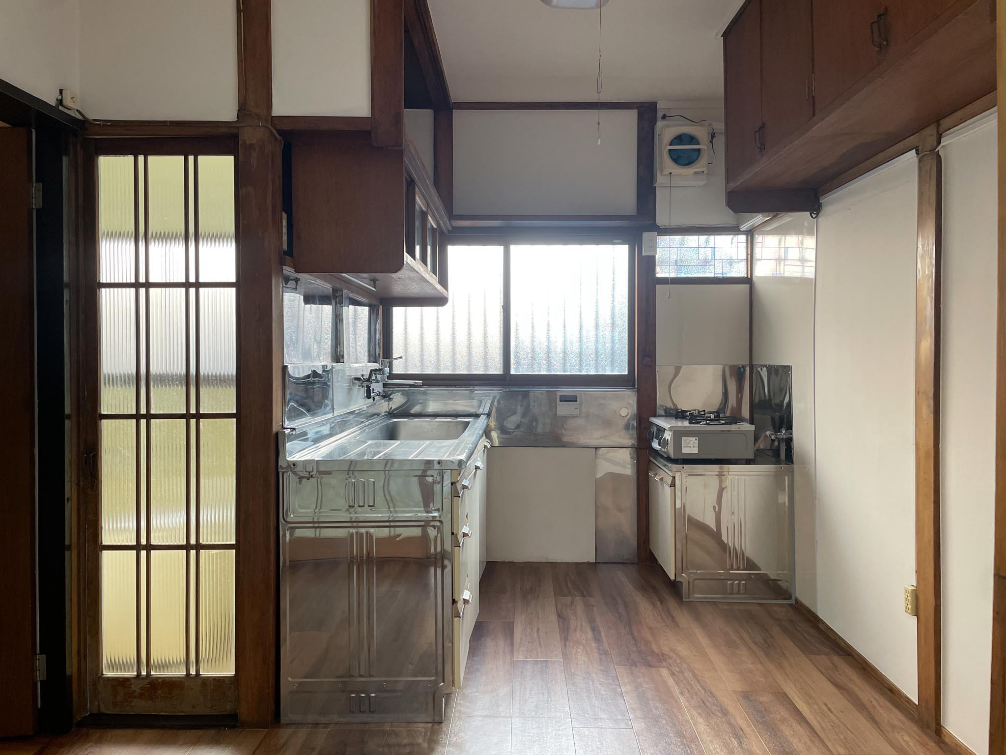 中野区本町の賃貸物件/1F：キッチン周り。左手のガラス扉は、なんと浴室に繋がります