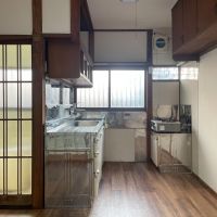 中野区本町の賃貸物件/1F：キッチン周り。左手のガラス扉は、なんと浴室に繋がります