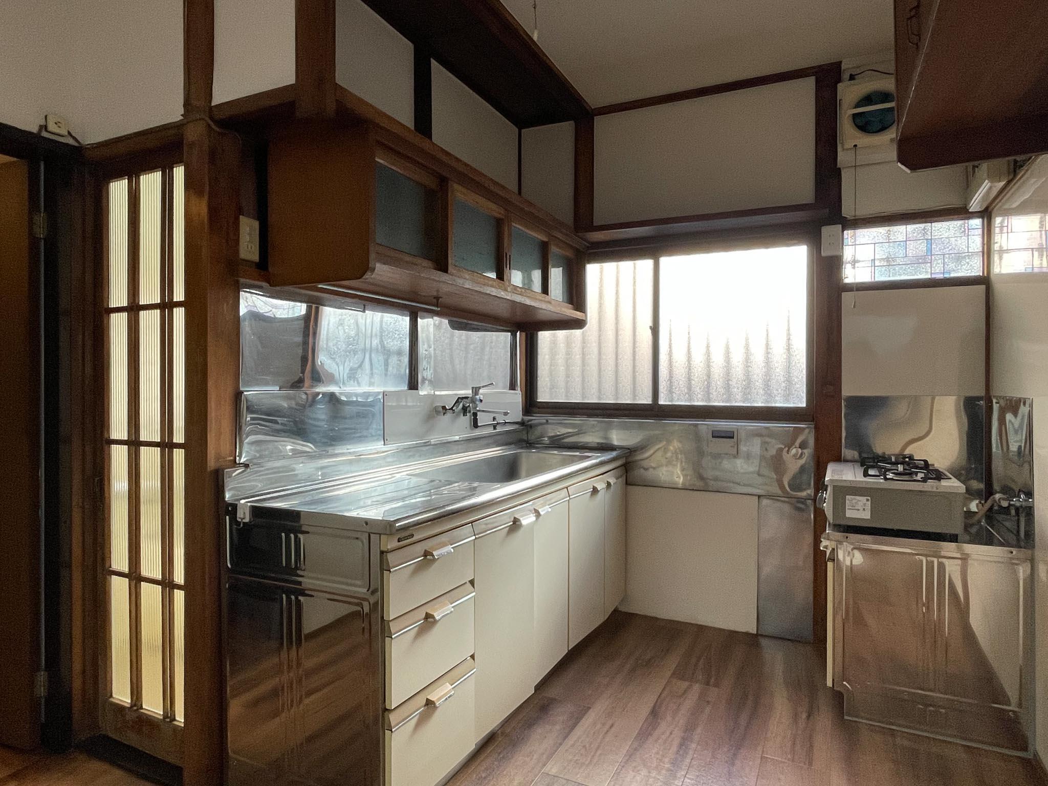 中野区本町の賃貸物件/1F：キッチン周り。釣り棚も木製で年季が入っています