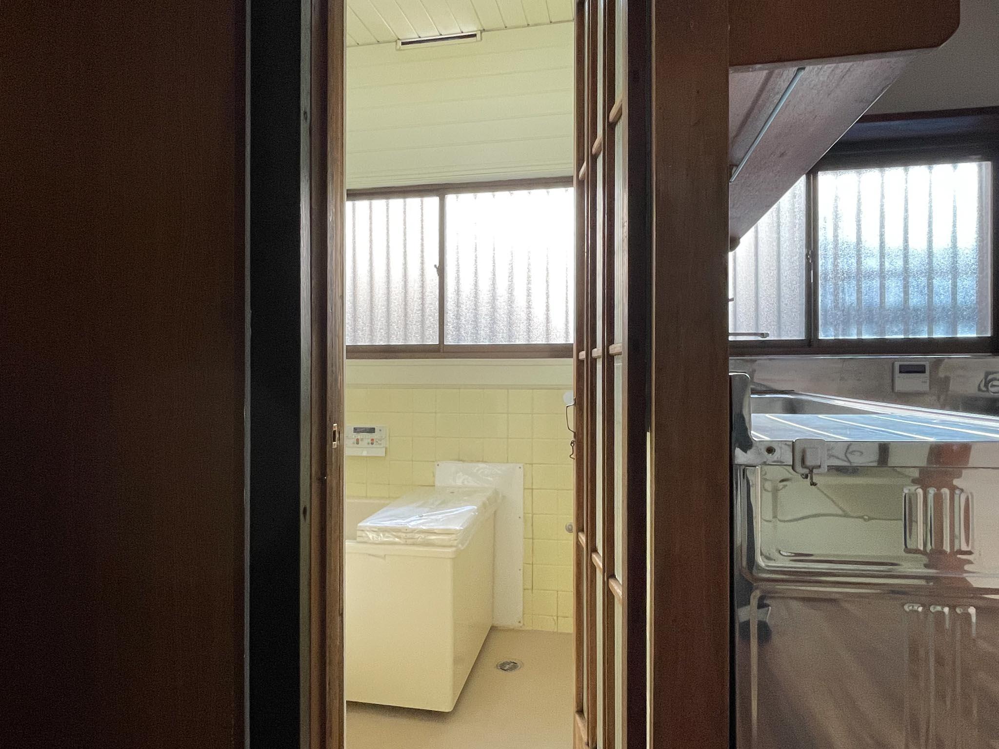 中野区本町の賃貸物件/1F：キッチン側にも浴室へ繋がる扉があります