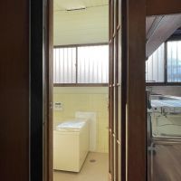 中野区本町の賃貸物件/1F：キッチン側にも浴室へ繋がる扉があります