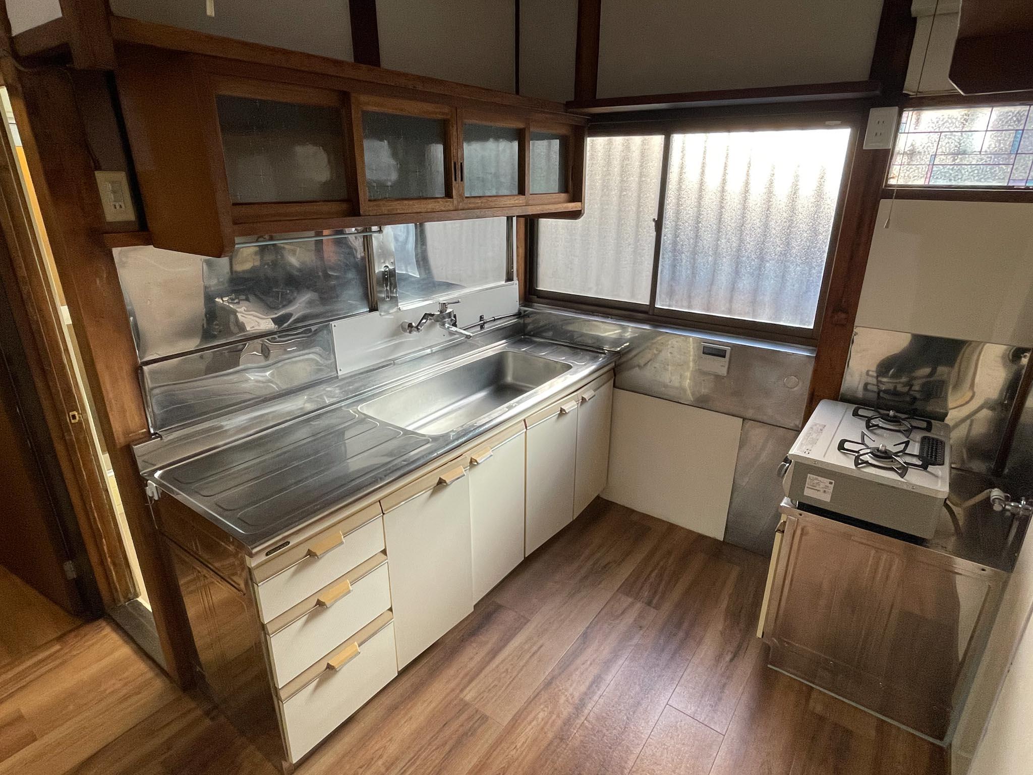 中野区本町の賃貸物件/1F：背面にガステーブルのある並行キッチン。その分、調理スペースが広々