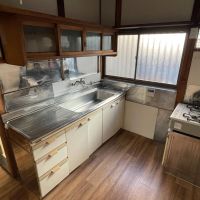 中野区本町の賃貸物件/1F：背面にガステーブルのある並行キッチン。その分、調理スペースが広々