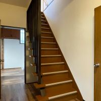 中野区本町の賃貸物件/2階へ上がります。階段はギシギシいいます