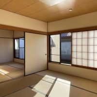 中野区本町の賃貸物件/2F、8畳和室：ここが最も広く、そして最も明るい部屋
