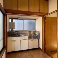 中野区本町の賃貸物件/2F：もう1つキッチン。食料調達のために1階へ降りていくのが億劫な時に...便利