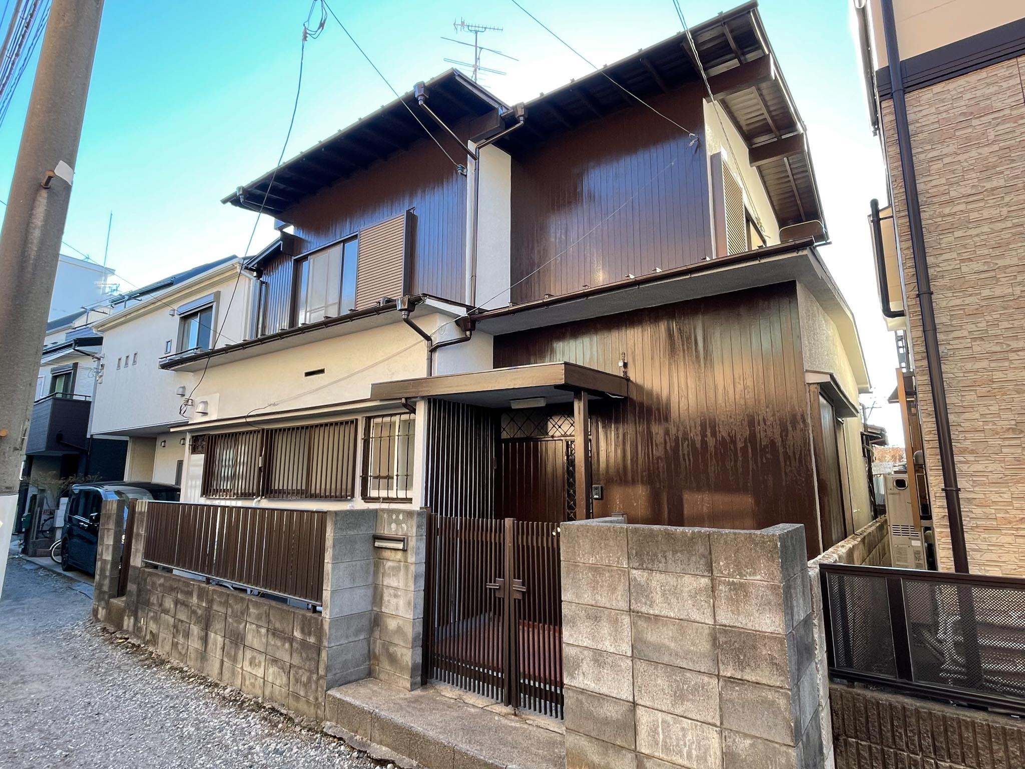 中野区本町の賃貸物件/外観を北側から。門の内側に自転車を2台くらい置けます