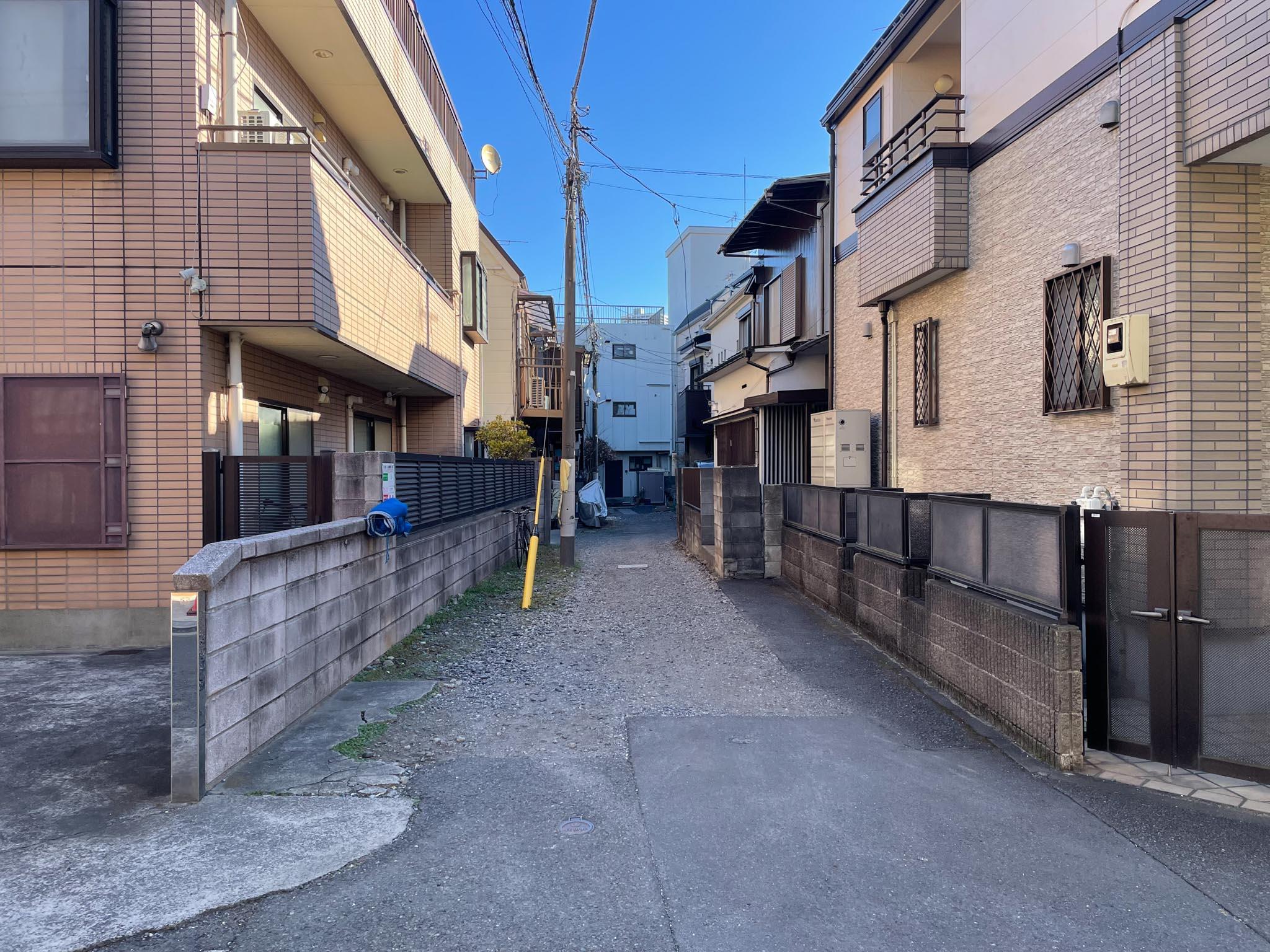 中野区本町の賃貸物件/細い通りを入った先に建物があります