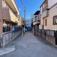 中野区本町の賃貸物件/細い通りを入った先に建物があります