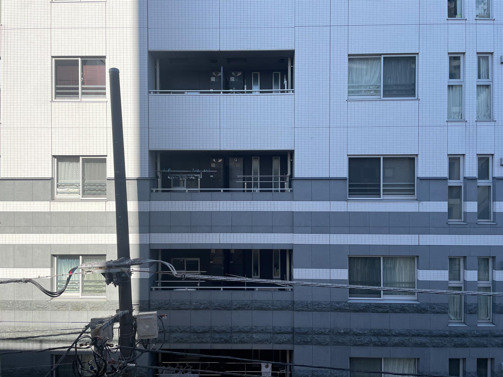 中野区東中野の賃貸物件/リビングからの景色は大きなビル...。駅前なので仕方がないですね