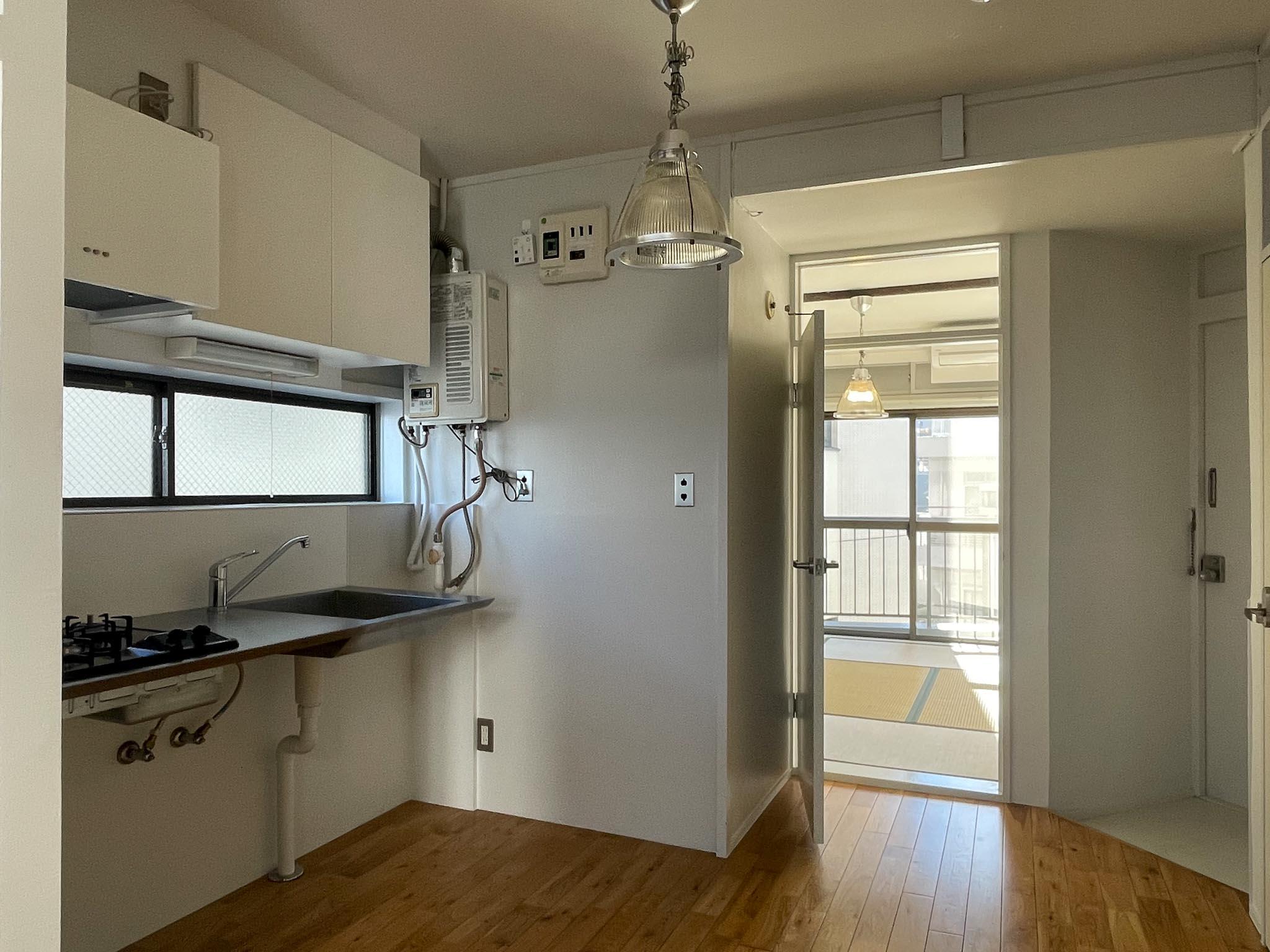 中野区東中野の賃貸物件/キッチンまわり。冷蔵庫はブレーカーの下あたりに置きます