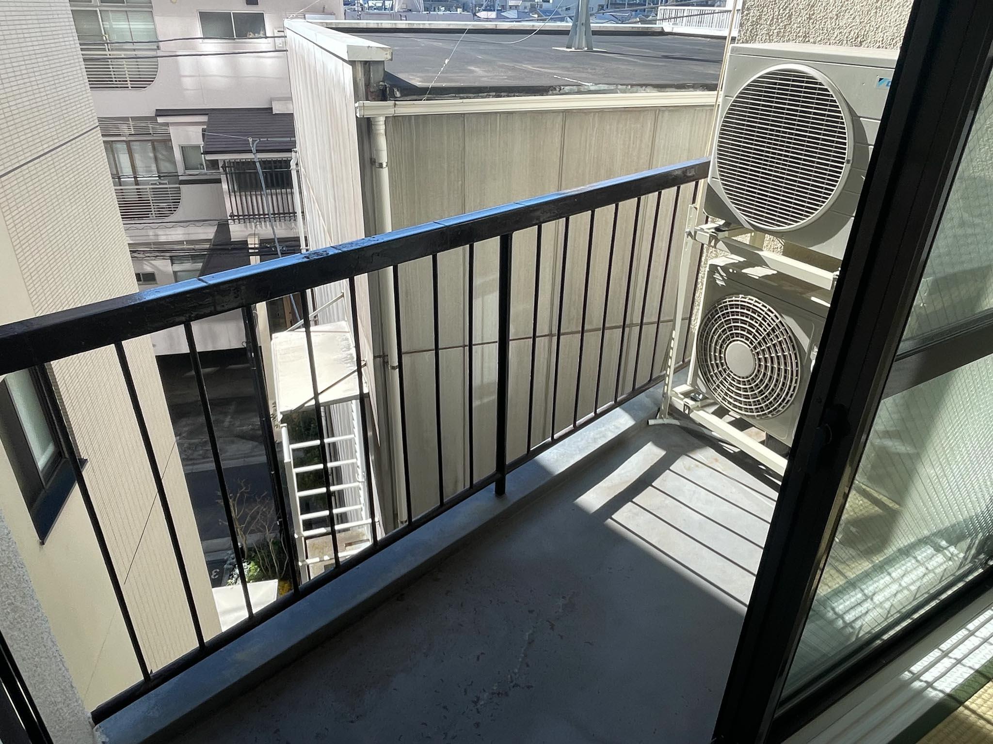 中野区東中野の賃貸物件/ベランダは小ぶりなサイズ感