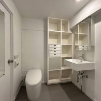 渋谷区大山町の賃貸物件/収納棚のある洗面所、洗濯機置場は右手前に