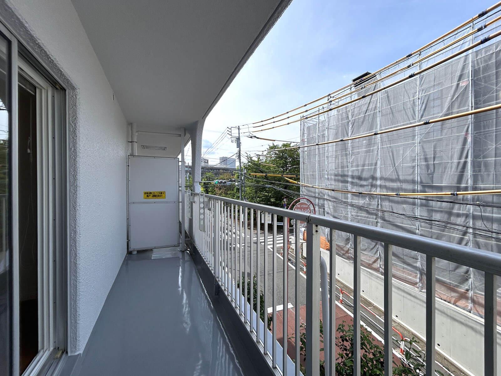 渋谷区大山町の賃貸物件/奥に見えるのは公園の緑