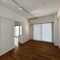 渋谷区大山町の賃貸物件/リビングの奥にある7帖の寝室