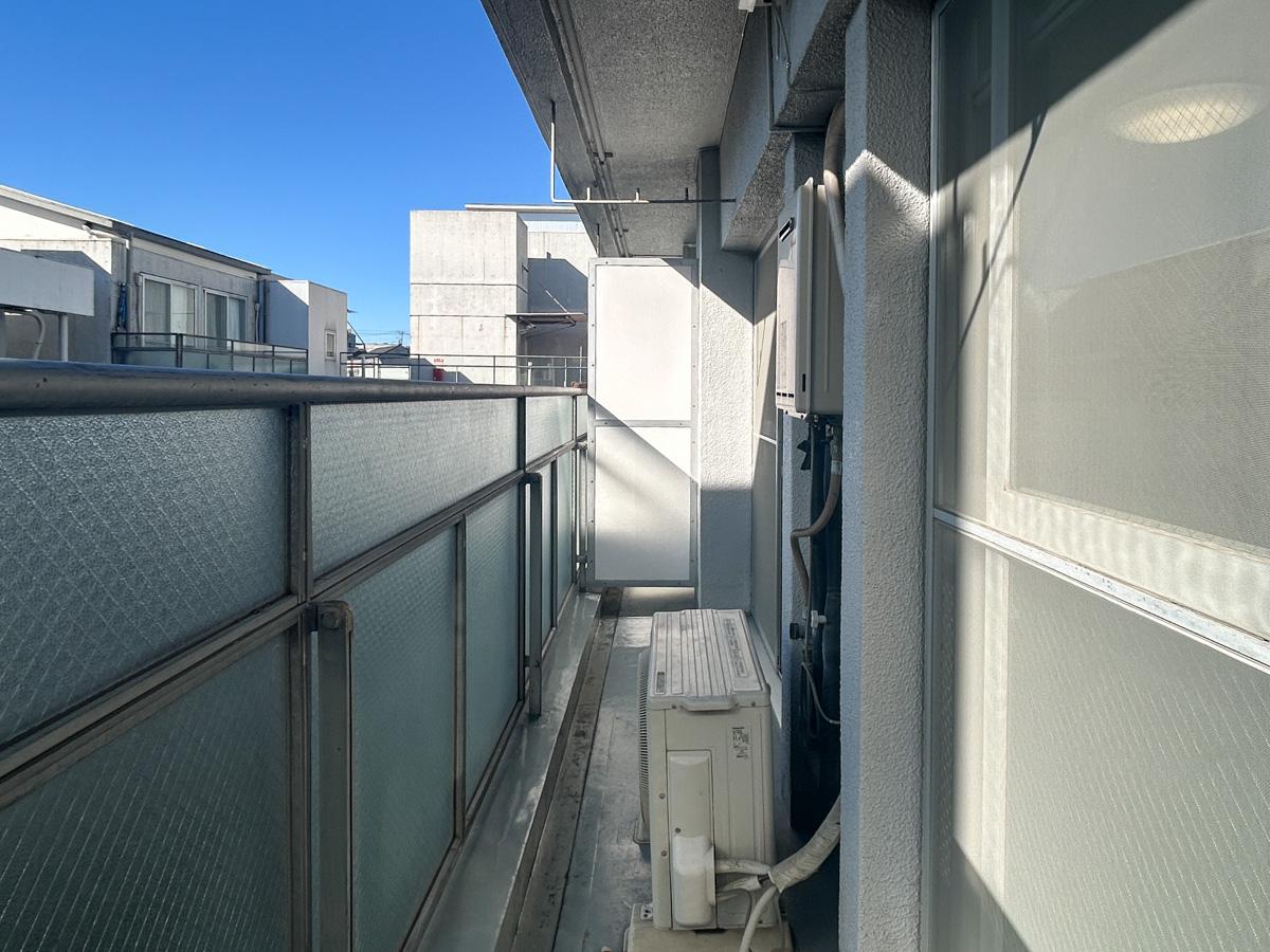 目黒区東山の賃貸物件/ベランダ。幅はそこまでありません。