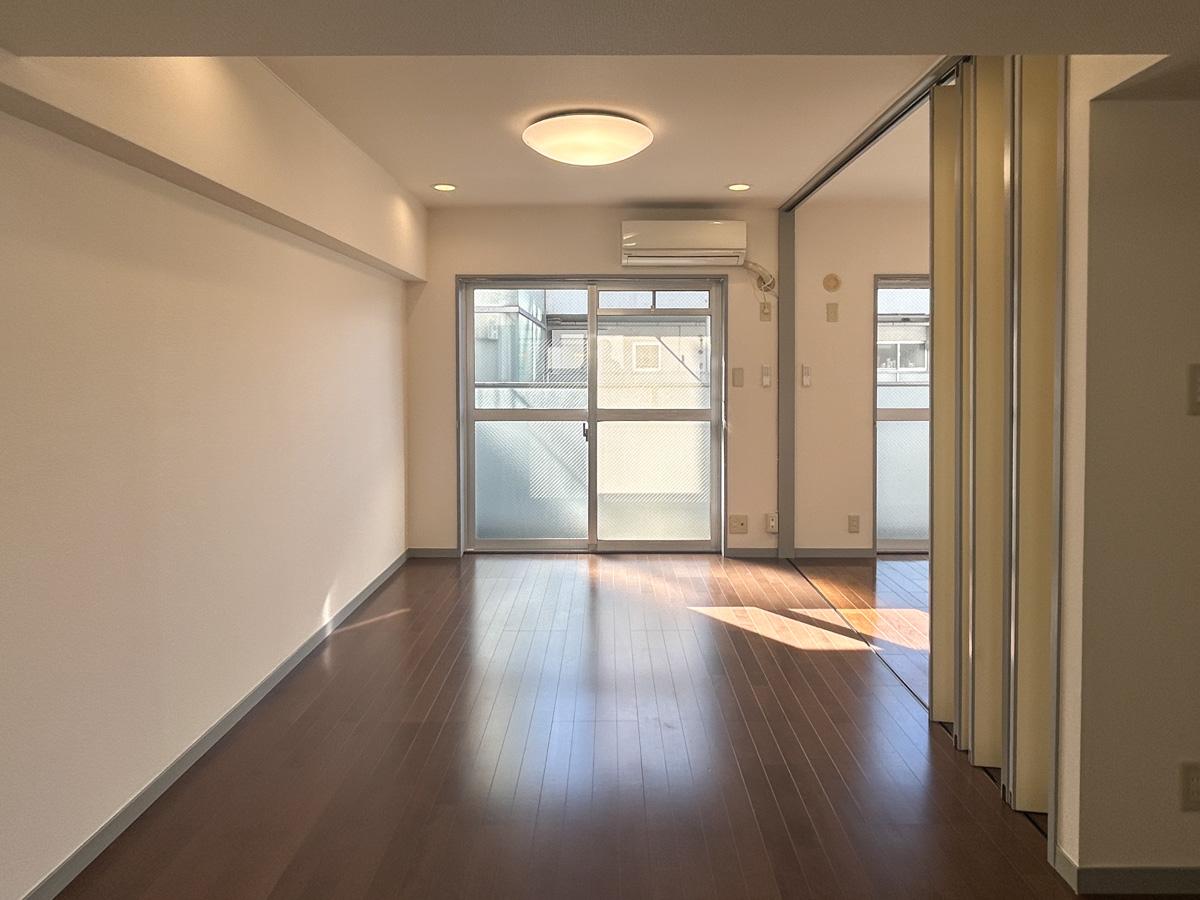 目黒区東山の賃貸物件/南向きの窓からはピカピカしすぎずちょうどいい日光が入ってきます。