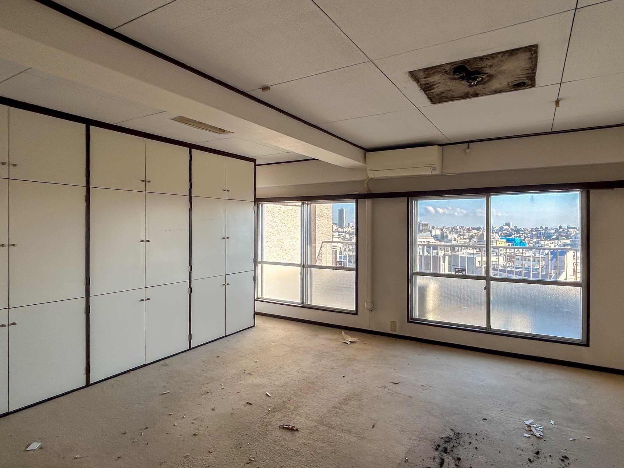 目黒区五本木の賃貸物件/ゆとりのあるリビング。床はカーペット敷き