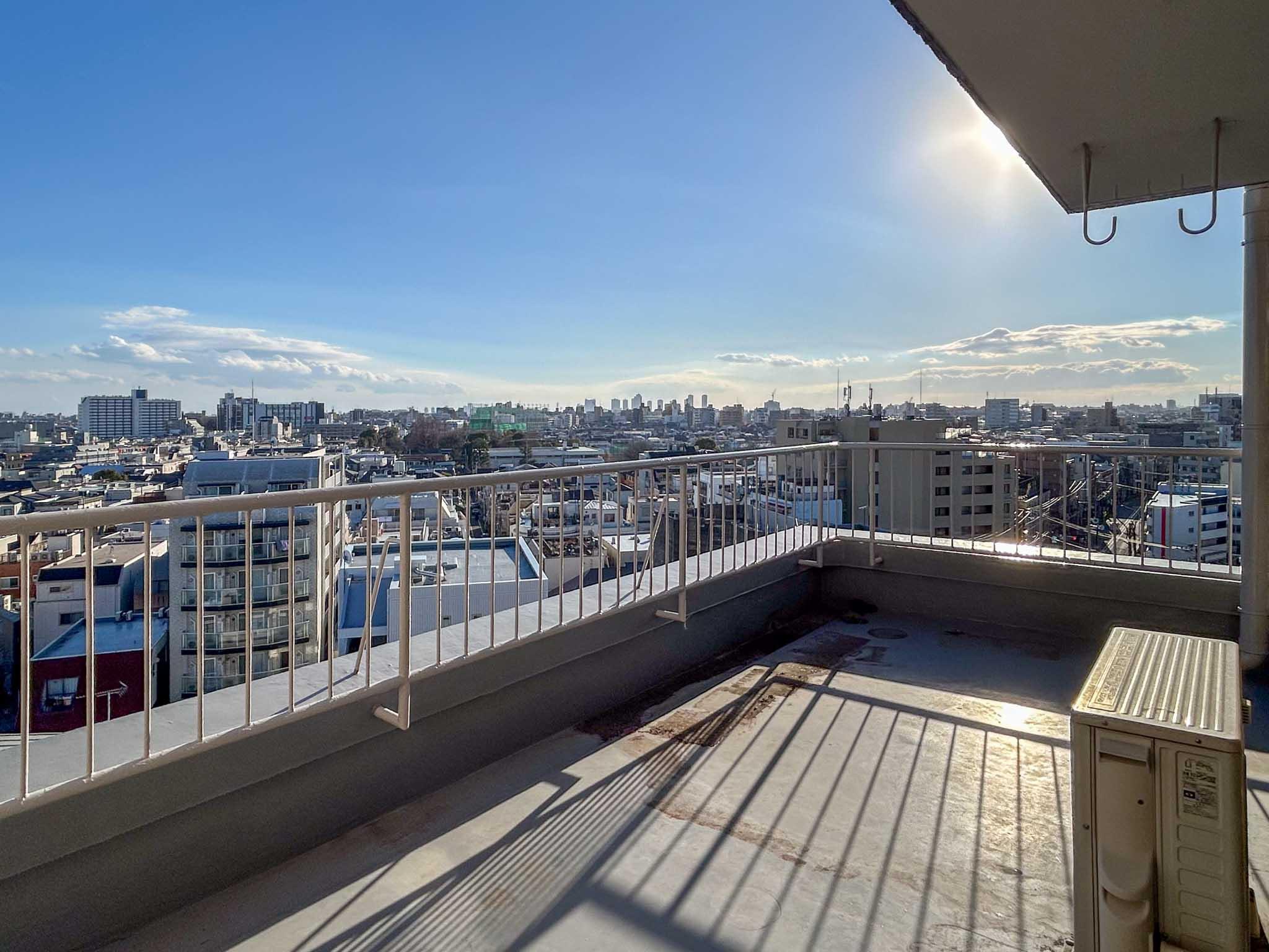 目黒区五本木の賃貸物件/リビングに面した東端のルーフバルコニー。３つあるバルコニーの中で一番広いです