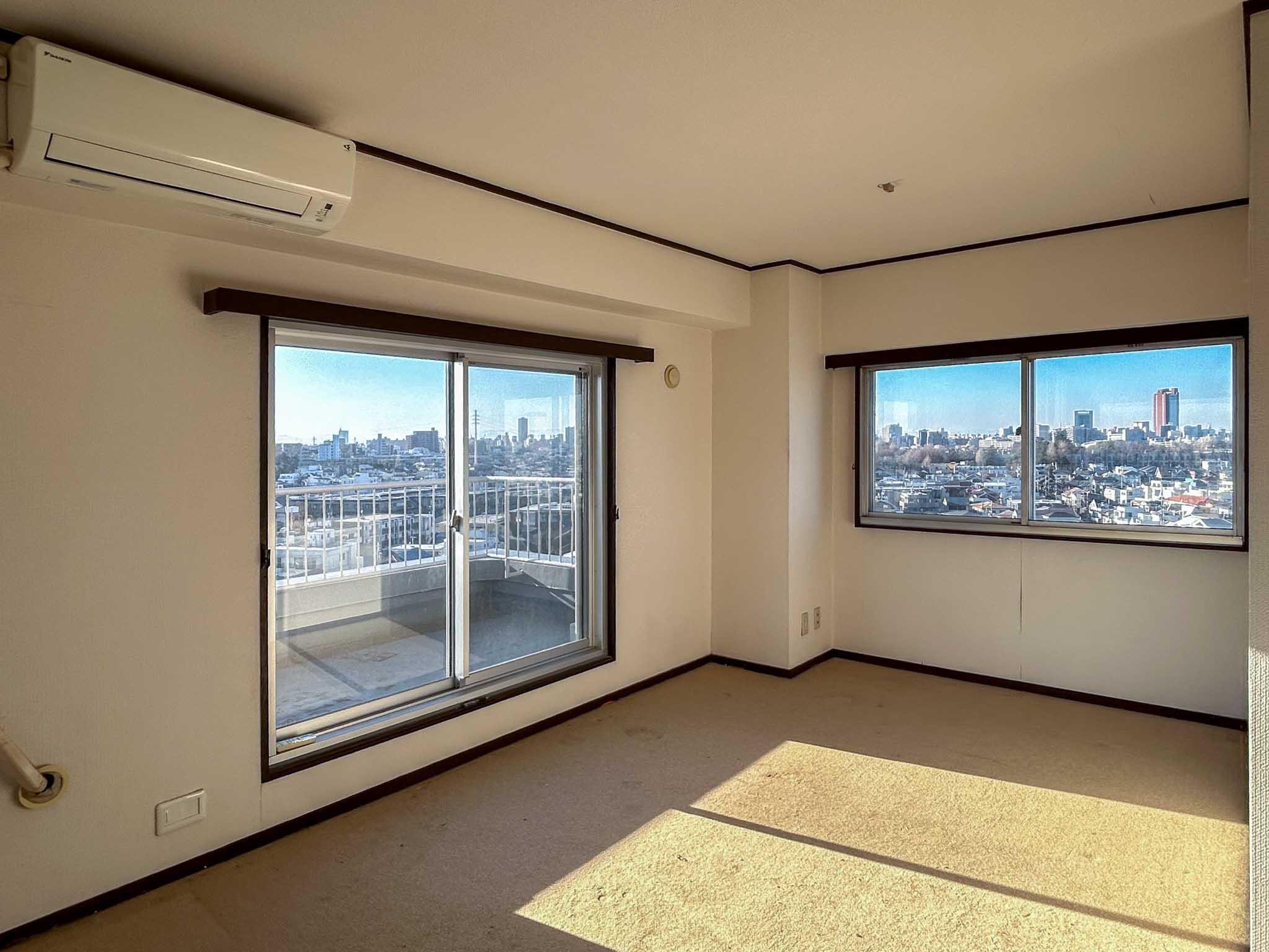 目黒区五本木の賃貸物件/三面採光で明るくて気持ちいい、西端の洋室 ※写真はすべて原状回復前のもの