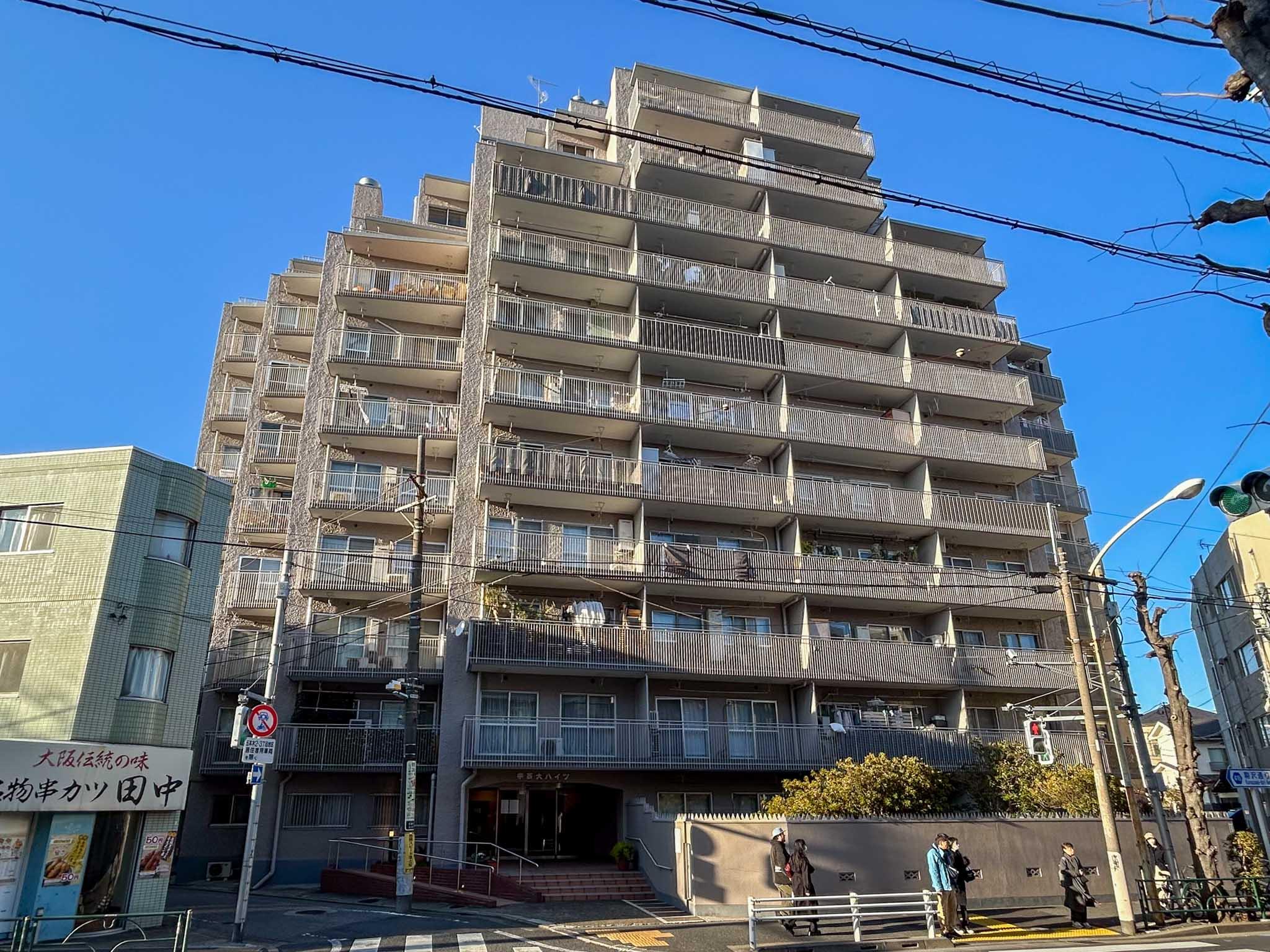 目黒区五本木の賃貸物件/駒沢通り沿いに立つ、存在感のあるレトロマンション